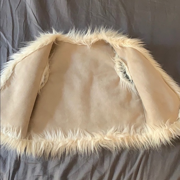 Cute reversible faux suede and sheepskin vest - Picture 2 of 3